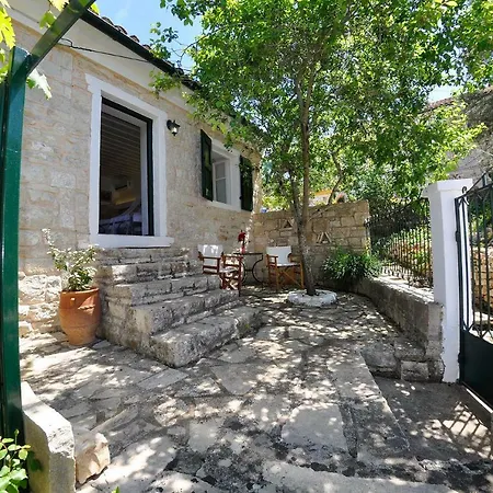 Adamantia 3* Gaios